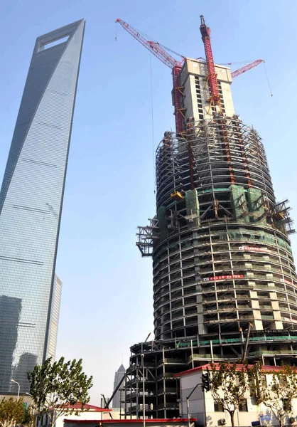 上海タワーは 2012 上海の浦東の陸家嘴金融地区の上海世界金融センターの横にある工事 — ストック写真