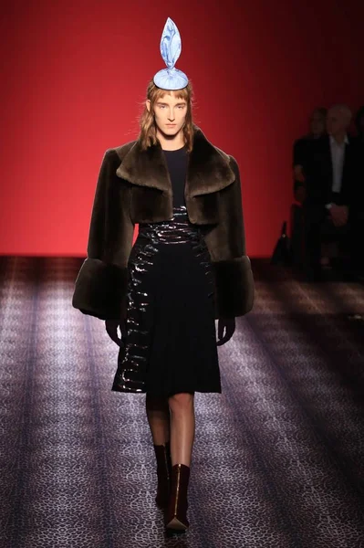 Modell Visar Skapelse Schiaparelli Sin Höst Vinter 2014 Haute Couture — Stockfoto