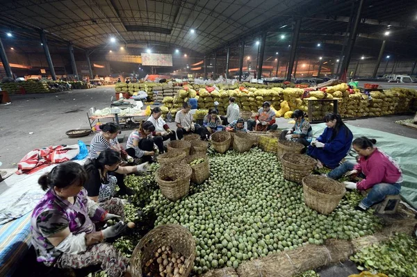 Trabalhadoras Chinesas Descascam Nozes Durante Temporada Colheita Mercado Aldeia Wangjutou — Fotografia de Stock