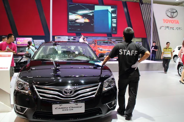 Funcionário Chinês Fica Lado Toyota Camry Clássico Durante Uma Exposição — Fotografia de Stock