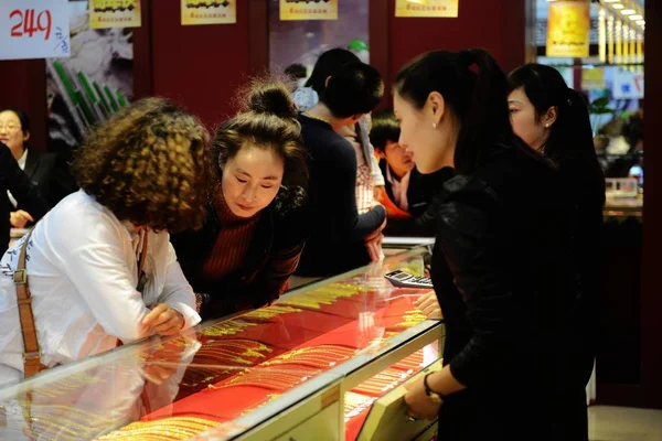 Clienti Cinesi Acquistano Ornamenti Oro Una Gioielleria Nella Città Qingdao — Foto Stock