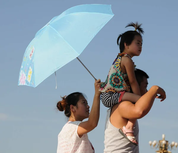 Una Familia China Protege Con Paraguas Del Sol Abrasador Plaza —  Fotos de Stock