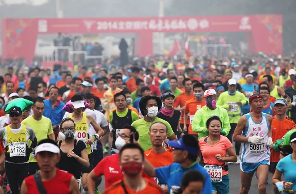 Chiński Uczestników Uruchomić Podczas 2014 Beijing International Marathon Ciężkich Smog — Zdjęcie stockowe