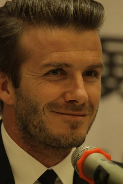 Estrela Futebol Inglês David Beckham Sorri Durante Uma Conferência Imprensa — Fotografia de Stock