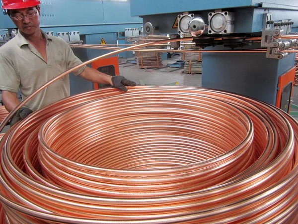 Empleado Chino Trabaja Una Línea Fabricación Cables Cobre Una Fábrica — Foto de Stock