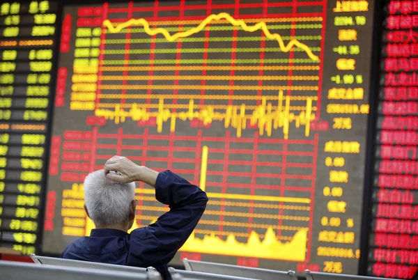 Investor Cina Yang Bersangkutan Melihat Harga Saham Hijau Untuk Harga — Stok Foto