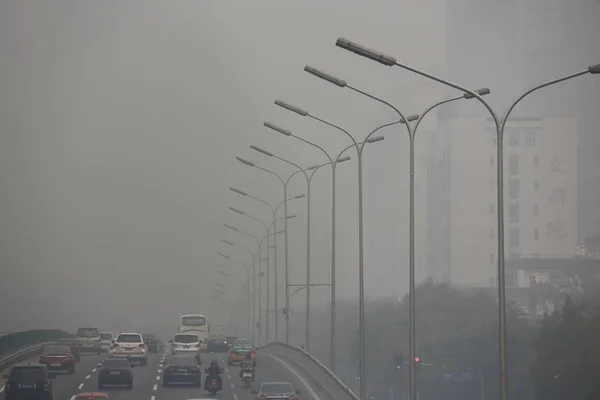 Automóviles Viajan Camino Con Niebla Pesada Beijing China Noviembre 2014 — Foto de Stock