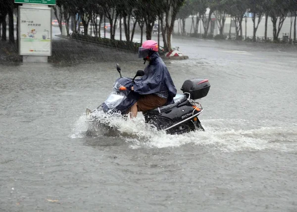 Cycliste Roule Sur Une Route Inondée Causée Par Fortes Pluies — Photo