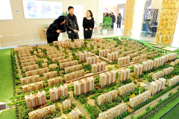 2013年2月23日 中国东部安徽省淮北市一家销售办事处 潜在买家正在查看新房开发规模模型 — 图库照片