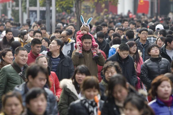 Туристы Толпятся Торговой Улице Нанкин Роуд Время Весеннего Фестиваля Китайского — стоковое фото
