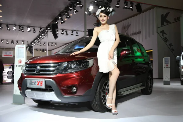 Een Model Poseert Met Een Dongfeng Joyear Een Auto Show — Stockfoto