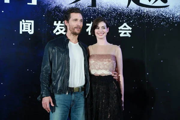 Actor Estadounidense Matthew Mcconaughey Izquierda Actriz Anne Hathaway Posan Durante — Foto de Stock