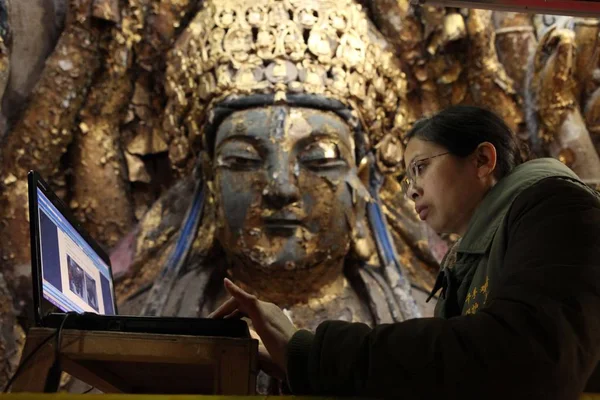 Especialista Chinês Verifica Seu Laptop Durante Restauração Bodhisattva Mil Mãos — Fotografia de Stock