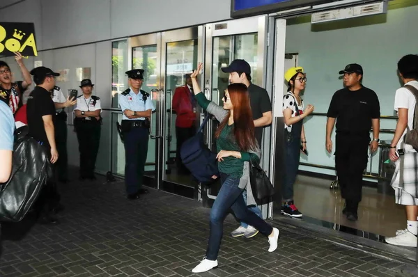 South Korean Singer Boa Center Waves Fans She Arrives Hong — Stock Photo, Image