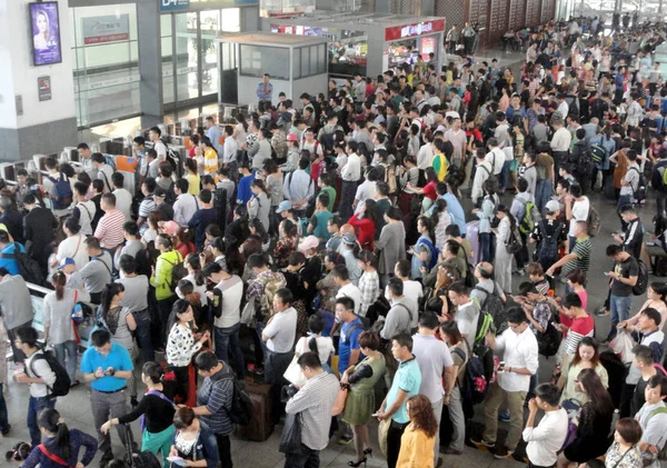 Китайские Пассажиры Возвращающиеся Домой Работающие Праздничной Очереди Октября 2014 Года — стоковое фото