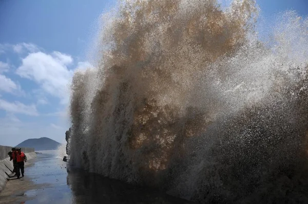 Kinesiska Soldater Titta Massiva Vågor Som Väckts Vindar Närmar Typhoon — Stockfoto