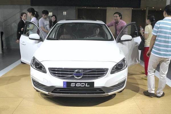 Visitatori Guardano Provano Una Volvo S60L Durante Salone Automobilistico Nella — Foto Stock