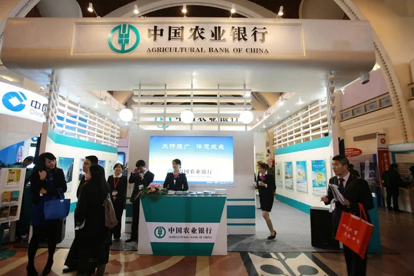 Pessoas Visitam Stand Banco Agrícola China Abc Durante Uma Exposição — Fotografia de Stock