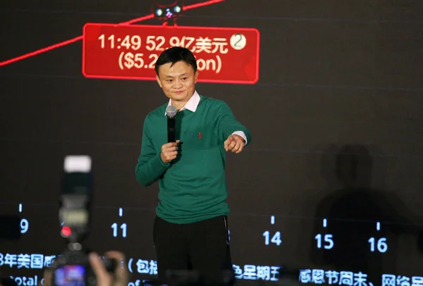 ジャック馬雲のアリババ グループ会長は 2014 日中国東部の浙江省杭州市でアリババの本部で 日選抜の日買い物中に大きなスクリーンの前に描かれて — ストック写真