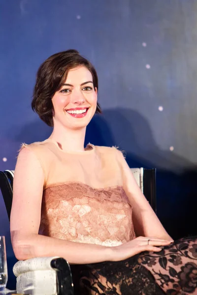 Anne Hathaway Gülümser Bir Basın Toplantısı Sırasında Onun Yeni Film — Stok fotoğraf