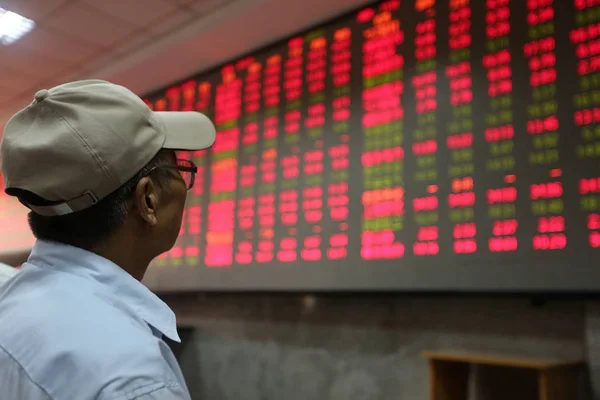 Investor Cina Melihat Harga Saham Merah Untuk Kenaikan Harga Dan — Stok Foto