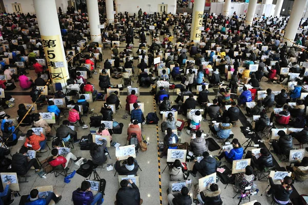 Los Candidatos Chinos Están Dibujando Mientras Participan Examen Ingreso Para — Foto de Stock