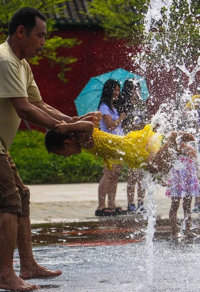 2013年6月2日 在中国广东省佛山市 由于高温 孩子们在喷泉里玩 因为他们的身体湿透了 — 图库照片