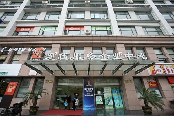 2013年3月20日 上海市ミンハン地区に 新たに発明された緊急スライドが設置されたグメイコミュニティのサービスセンターの建物を離れる人々 — ストック写真