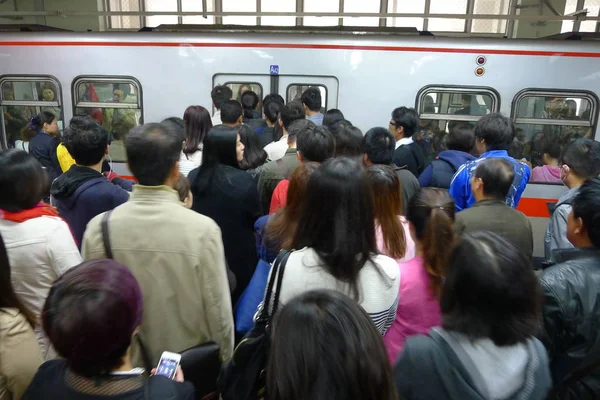 Una Multitud Pasajeros Espera Para Abordar Tren Subterráneo Una Estación — Foto de Stock