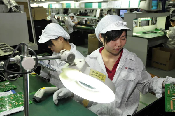 ファイル 中国の労働者は深セン市のフォックスコン工場で集積回路基板をチェックし 中国南部広東省 2010年5月8日 — ストック写真