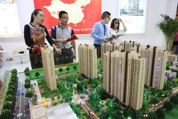 2014年9月5日 中国中部河南省郑州市举行的房地产交易会上 中国购房者正在查看住宅公寓楼的模型 — 图库照片