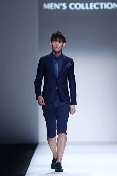 Modell Visar Skapelse Modevisning Cncn Huagaofeng Shanghai Fashion Week Vår — Stockfoto
