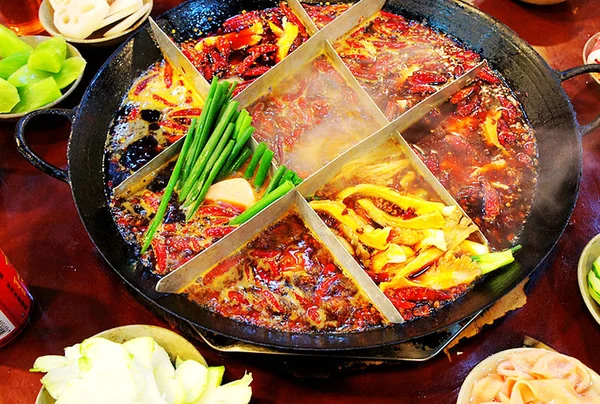 スパイシーな鍋は 2014年7月30日 中国の重慶の鍋レストランで提供されています — ストック写真