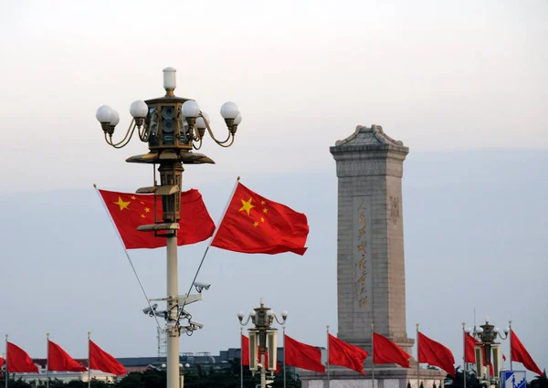 Chinesische Nationalflaggen Flattern Auf Laternenpfählen Über Videokameras Vor Dem Denkmal — Stockfoto