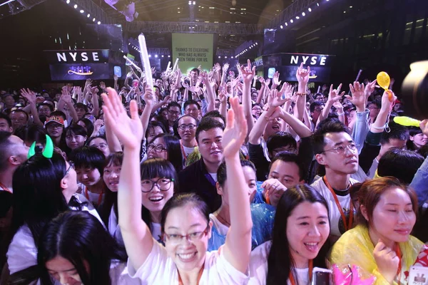 Dipendenti Cinesi Del Gruppo Alibaba Wow Celebreranno Ipo Alibaba Alla — Foto Stock