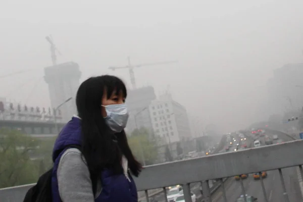 Bir Yüz Maskesi Giymiş Bir Yaya Pekin Çin Ağır Duman — Stok fotoğraf