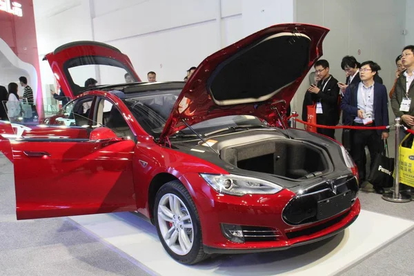 Látogatók Nézz Egy Tesla Model Elektromos Autó Alatt Kína Shanghai — Stock Fotó