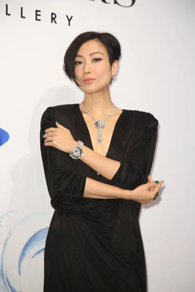 香港歌手兼女演员郑三美在2014年9月10日于台湾台北举行的戴比尔斯阿里亚珠宝展新闻发布会上摆姿势 — 图库照片