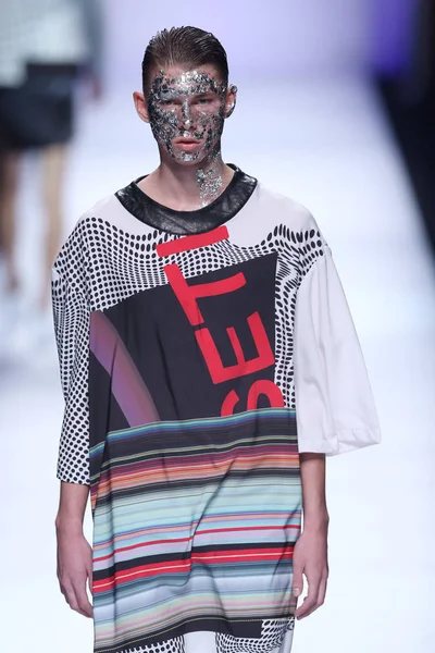 2014年10月16日 在中国上海举行的2015上海时装周斯普林 夏季时装秀上 一位模特展示了郭凯的新作品 — 图库照片