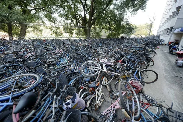Las Bicicletas Desechadas Están Estacionadas Frente Edificio Dormitorios Universidad Central —  Fotos de Stock