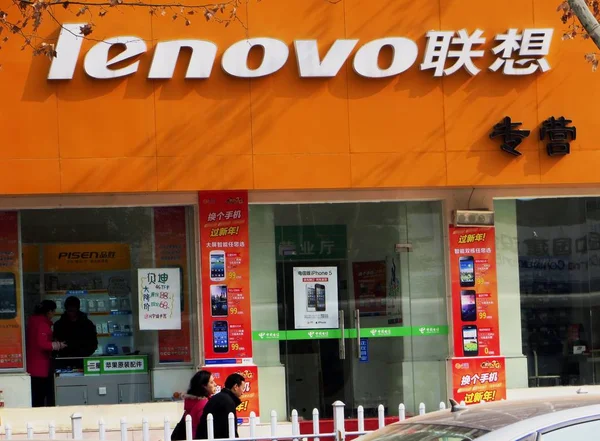 Fußgänger Gehen Einem Geschäft Von Lenovo Yichang Zentralchinas Hubei Provinz — Stockfoto