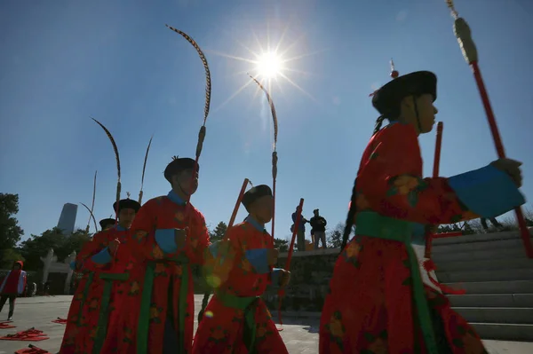 中国人の芸人は Qing 1644 1911 2014 北京日壇公園で太陽礼拝儀式のリハーサルに参加の古代衣装に身を包んだ — ストック写真