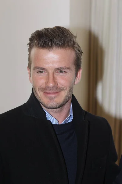 Anglické Fotbalové Superstar David Beckham Usmívá Jak Dorazí Tiskové Konferenci — Stock fotografie