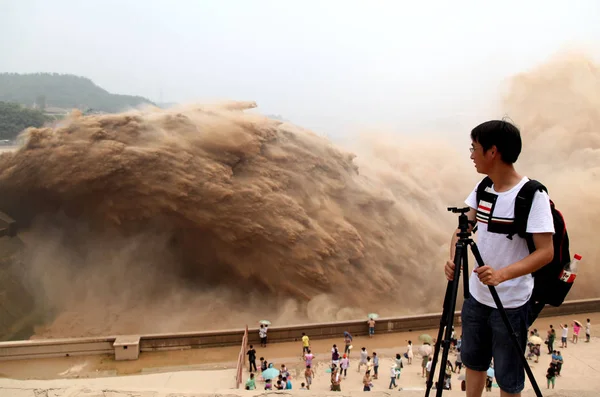 Touristen Beobachten Wie Schlammiges Wasser Aus Dem Xiaolangdi Reservoir Gelben — Stockfoto