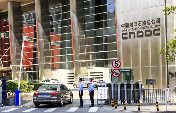 中国の警備員は 2014年7月13日 中国の北京にあるCnooc 中国国家海洋石油公社 の本社のゲートに立っています — ストック写真