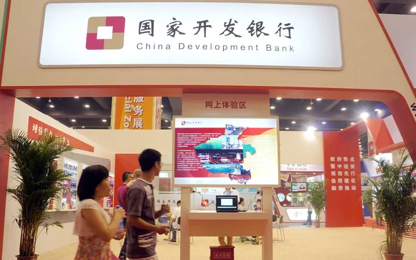 Επισκέπτες Περπατούν Πέρα Από Εδώλιο Της Τράπεζας Ανάπτυξης Της Κίνας — Φωτογραφία Αρχείου