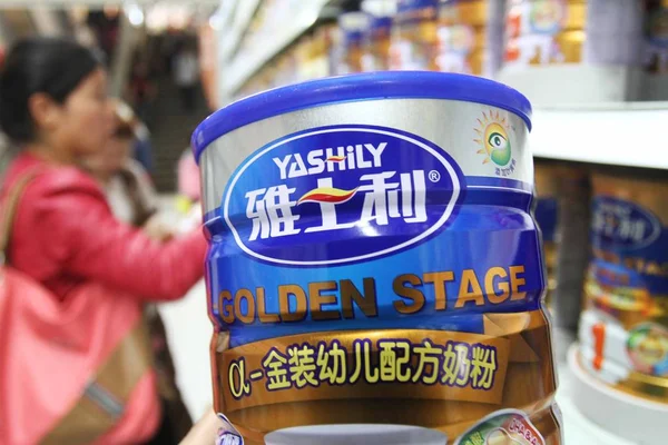 Ένας Κινέζος Πελάτης Αγοράζει Χαρτοκιβώτια Γάλα Σκόνη Yashily Ένα Σούπερ — Φωτογραφία Αρχείου