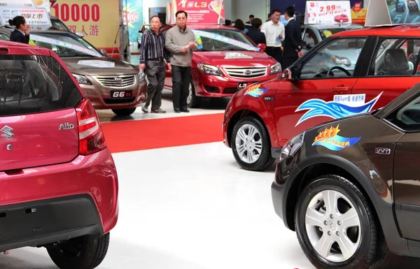 Los Visitantes Ven Los Coches Suzuki Byd Durante Una Exposición — Foto de Stock