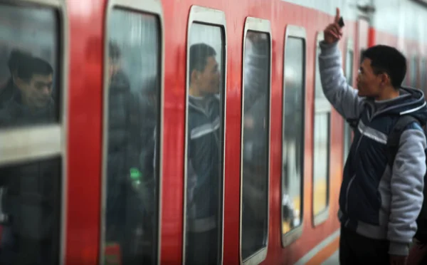 Een Man Het Platform Golven Vaarwel Aan Passagiers Binnen Een — Stockfoto