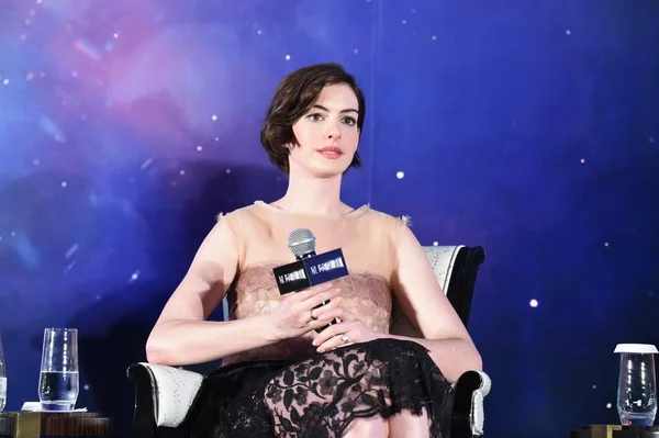 Actriz Estadounidense Anne Hathaway Asiste Una Conferencia Prensa Para Nueva —  Fotos de Stock